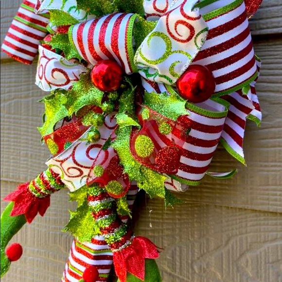 Christmas Peppermint Wreath - Picture 1 of 3